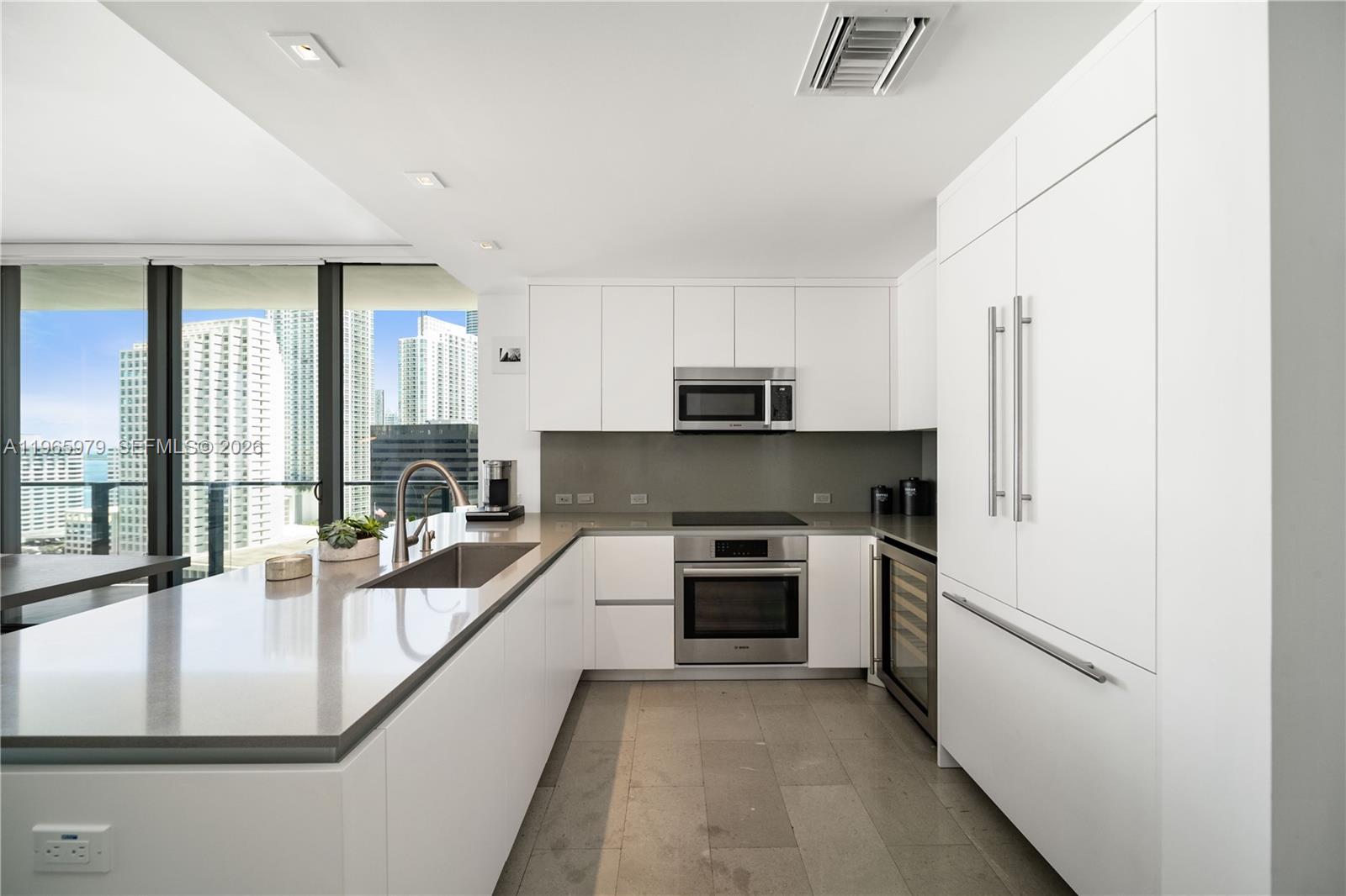 68 SE 6th St #1201, Miami FL 33131