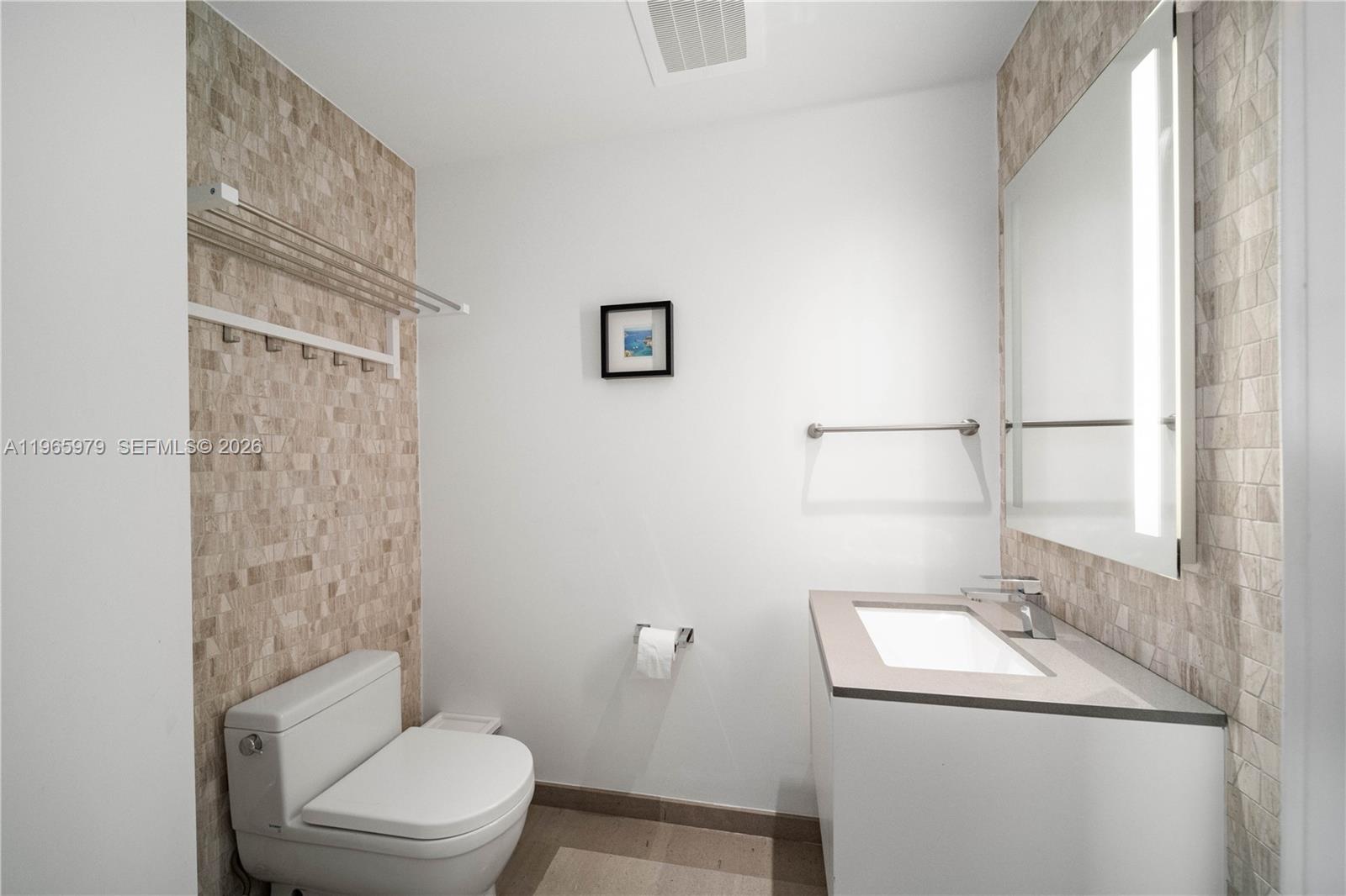 68 SE 6th St #1201, Miami FL 33131