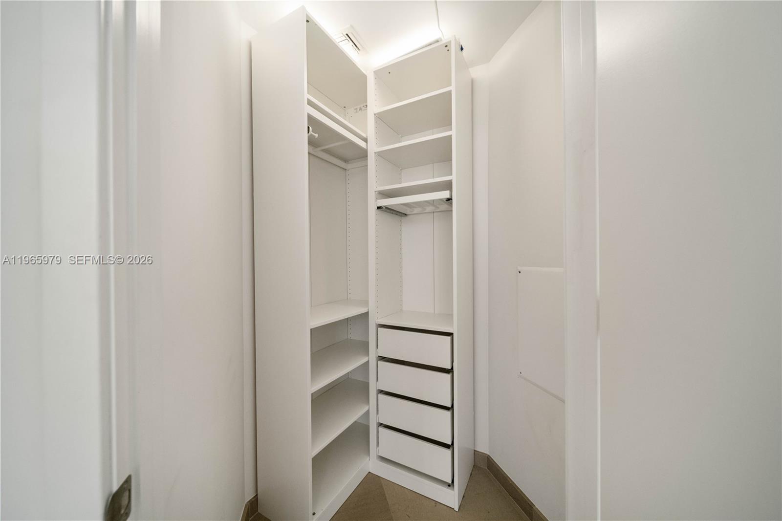 68 SE 6th St #1201, Miami FL 33131