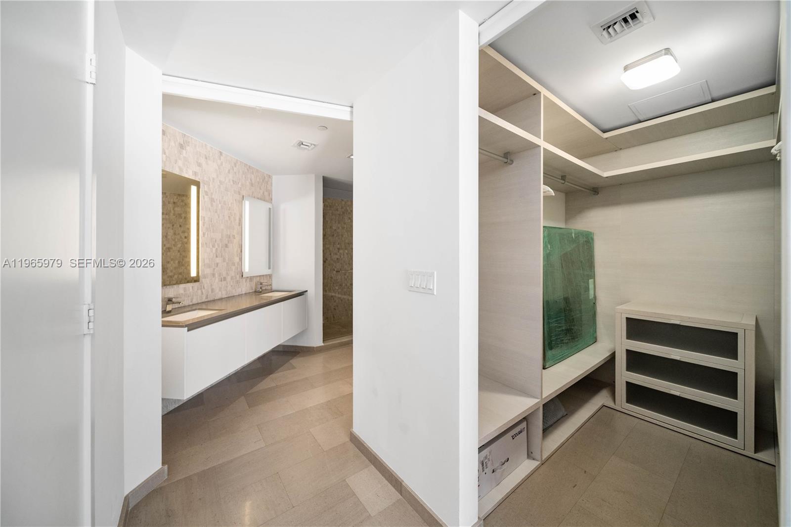 68 SE 6th St #1201, Miami FL 33131