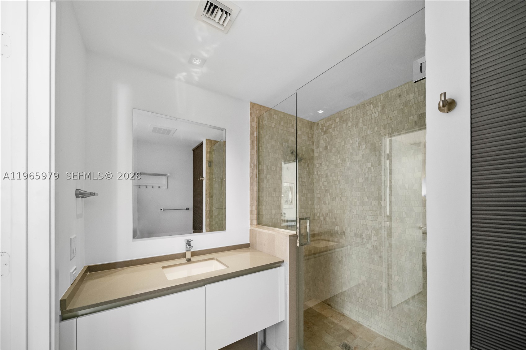 68 SE 6th St #1201, Miami FL 33131