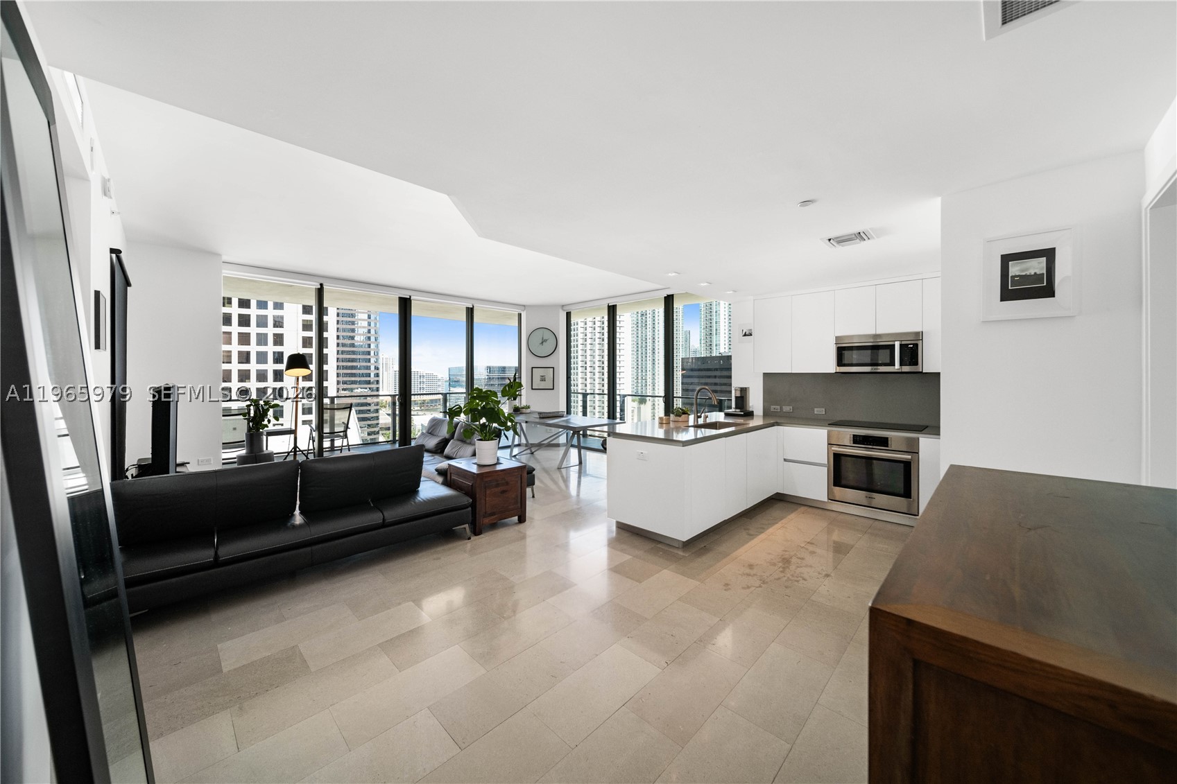 68 SE 6th St #1201, Miami FL 33131