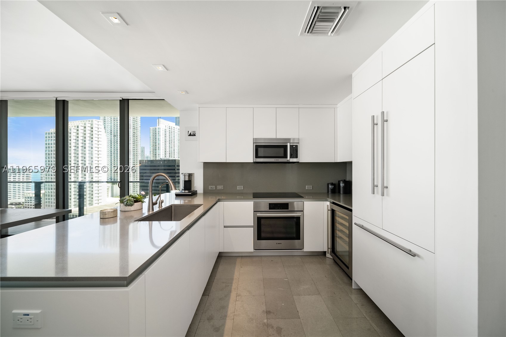 68 SE 6th St #1201, Miami FL 33131