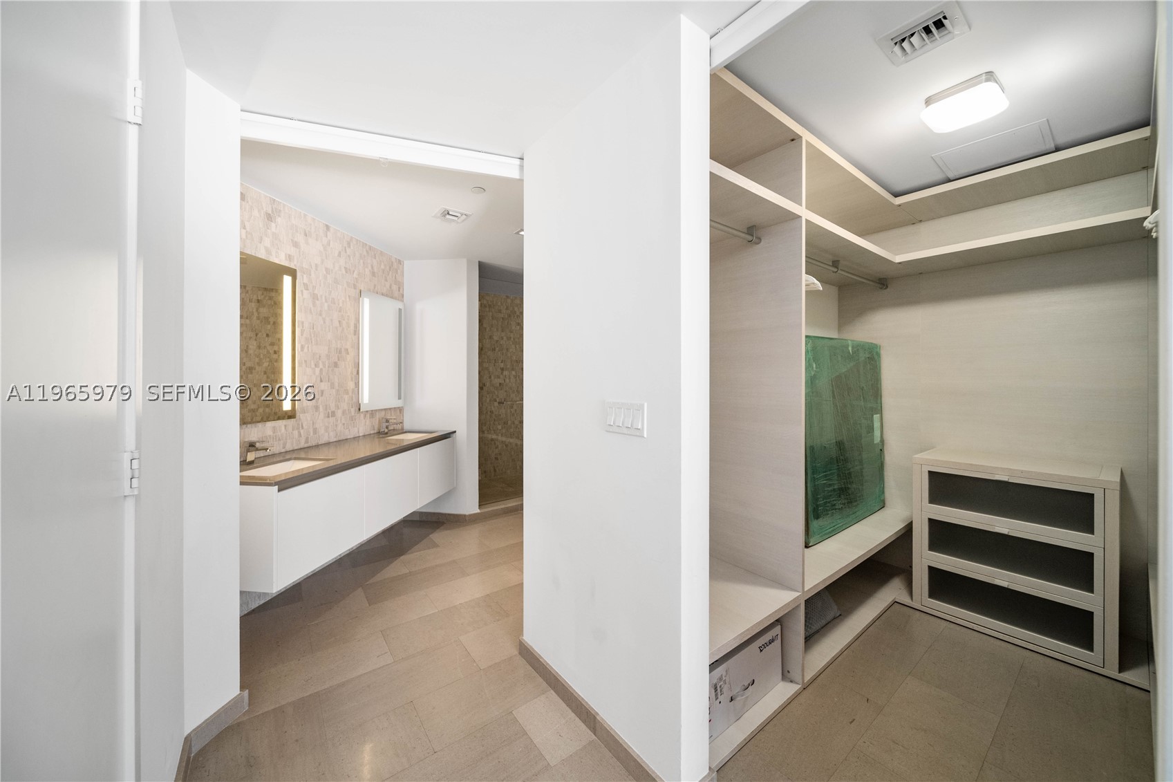 68 SE 6th St #1201, Miami FL 33131