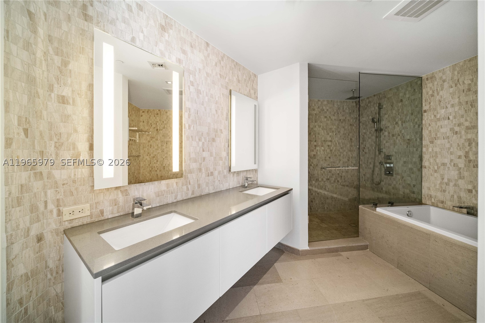 68 SE 6th St #1201, Miami FL 33131