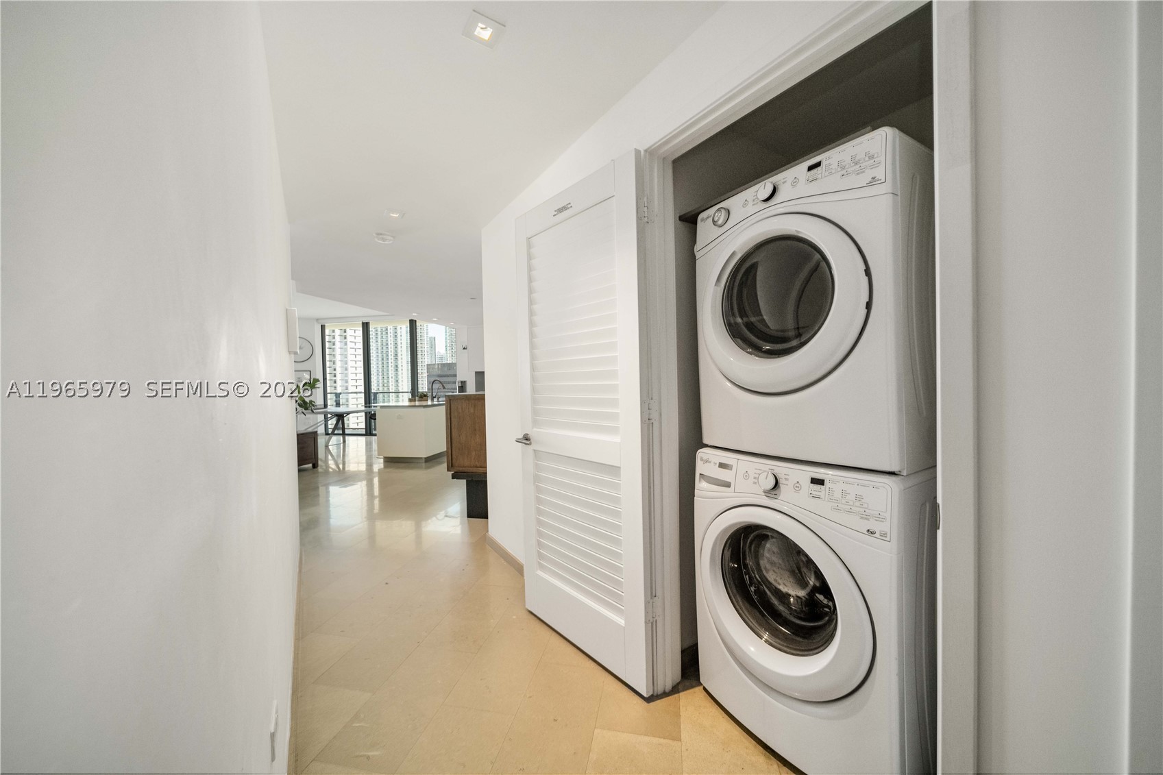68 SE 6th St #1201, Miami FL 33131