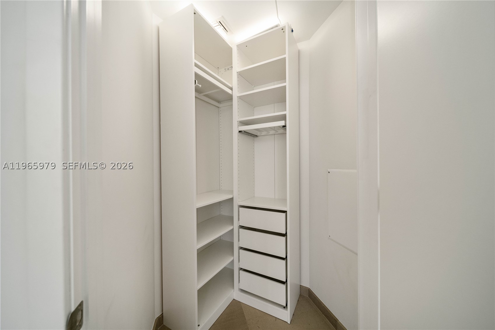 68 SE 6th St #1201, Miami FL 33131
