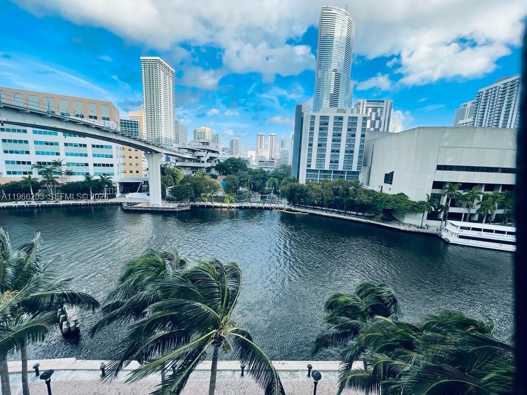 31 SE 5th St #601, Miami FL 33131