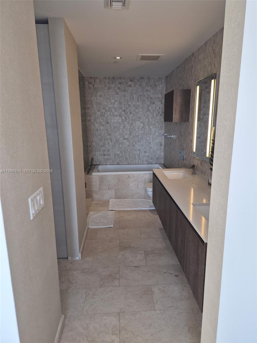 88 SW 7th St #3006, Miami FL 33130
