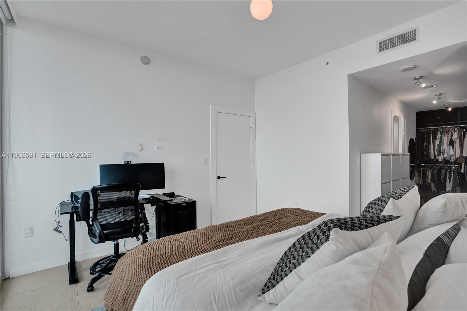 900 Biscayne Blvd #2907, Miami FL 33132