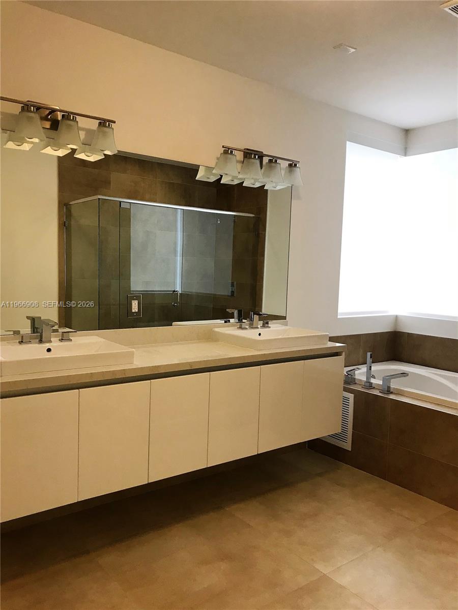 10055 NW 75th St, Doral FL 33178