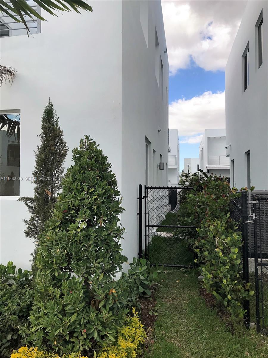 10055 NW 75th St, Doral FL 33178