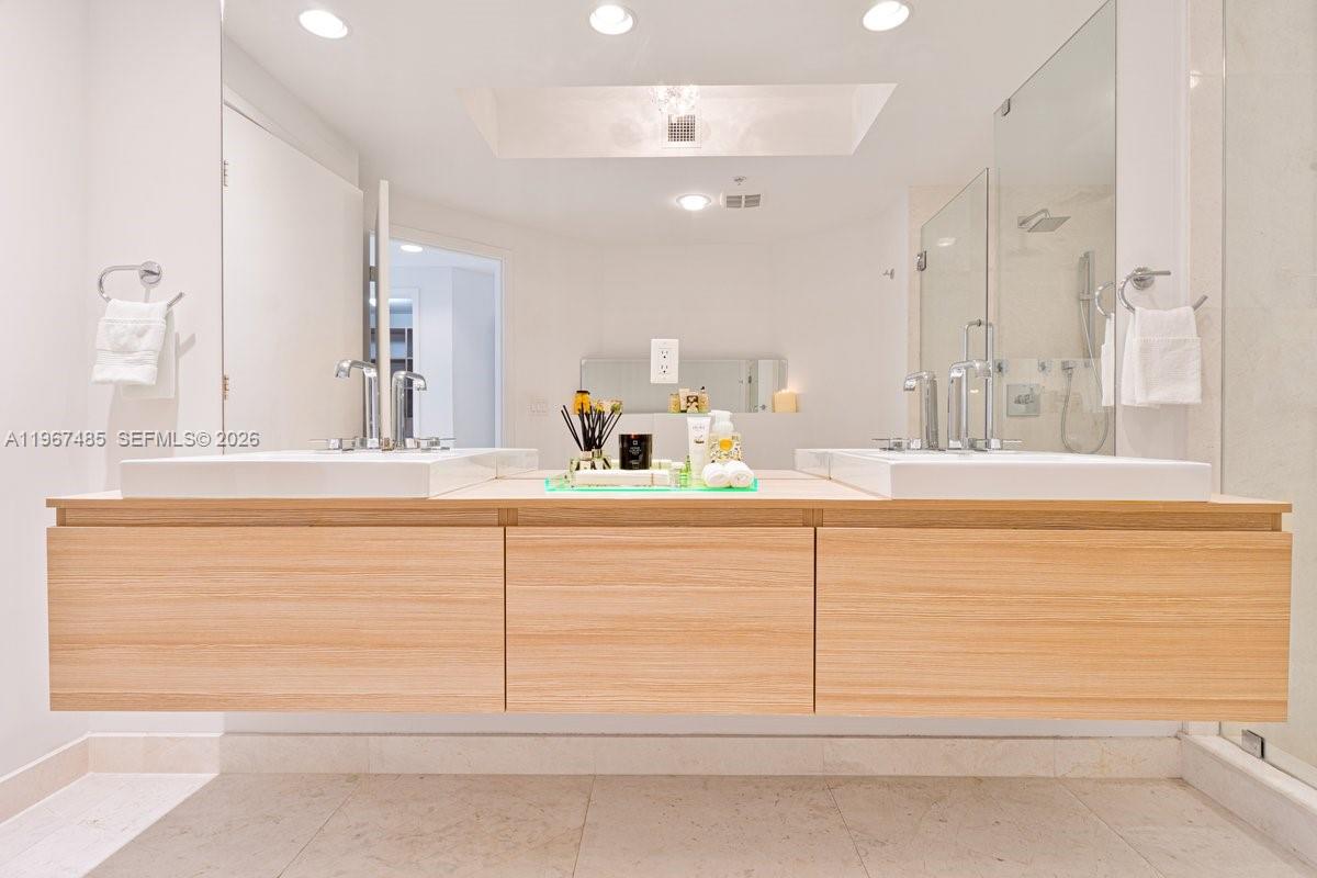 17301 Biscayne Blvd #305, North Miami Beach FL 33160