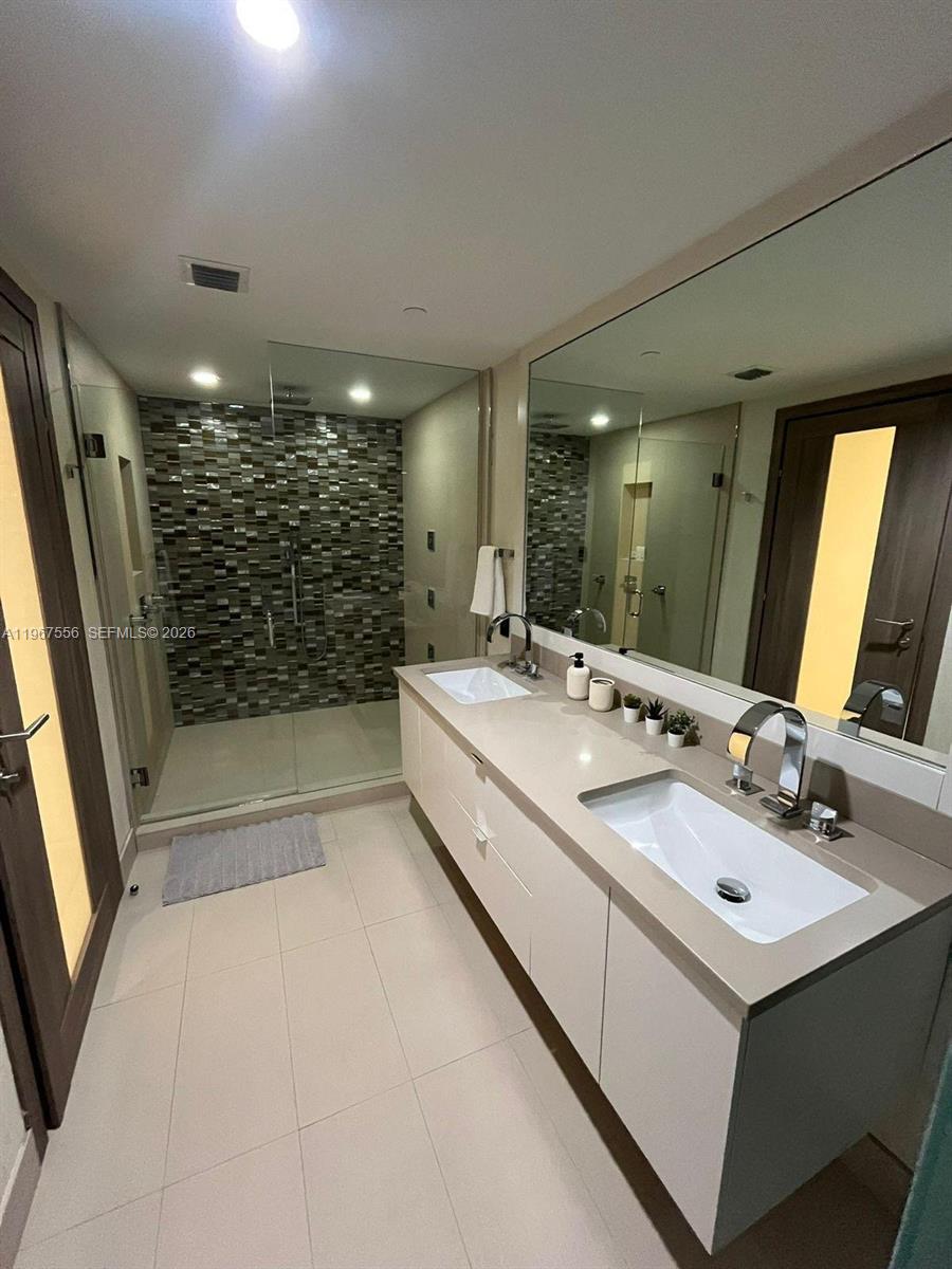 200 Biscayne Boulevard Way #4403, Miami FL 33131
