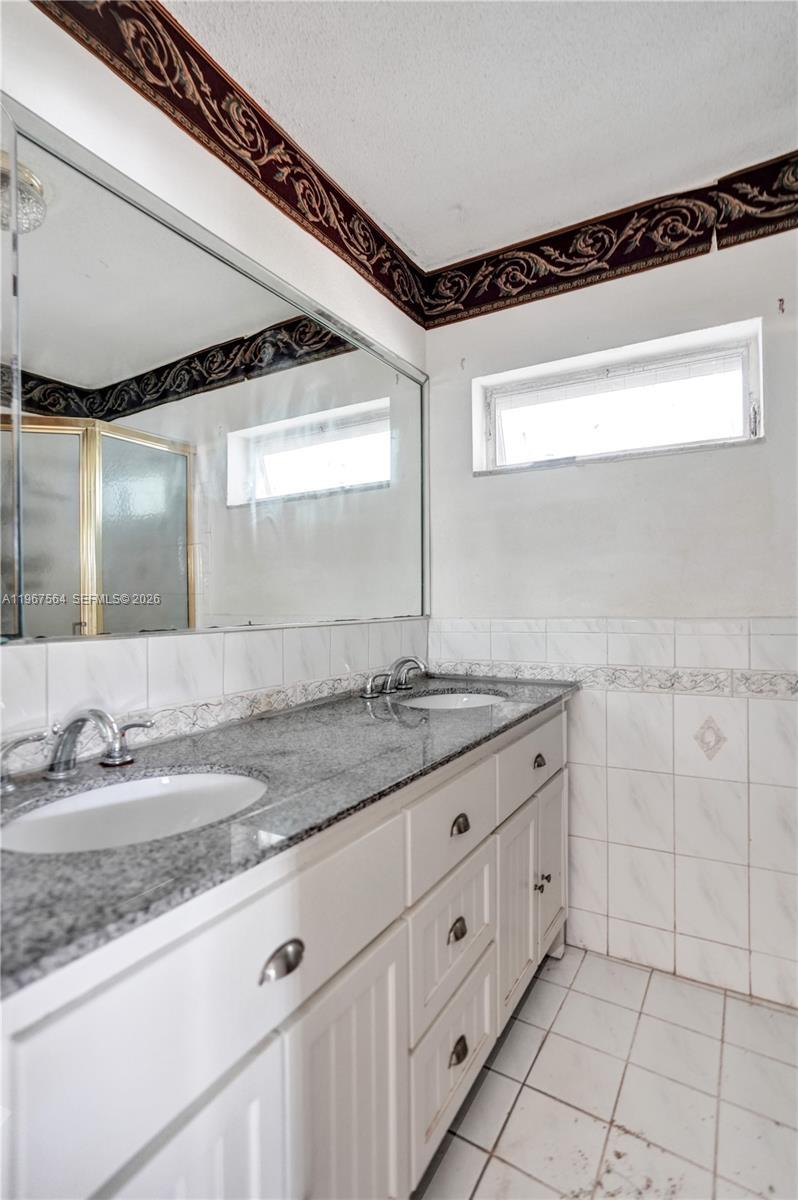 4966 NW 39th St, Lauderdale Lakes FL 33319
