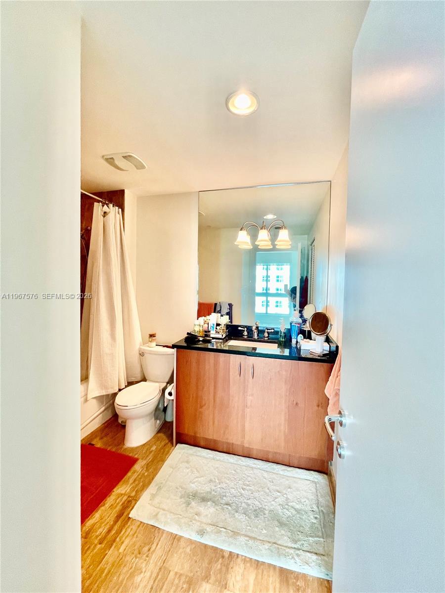 300 S Biscayne Blvd #T-3403, Miami FL 33131
