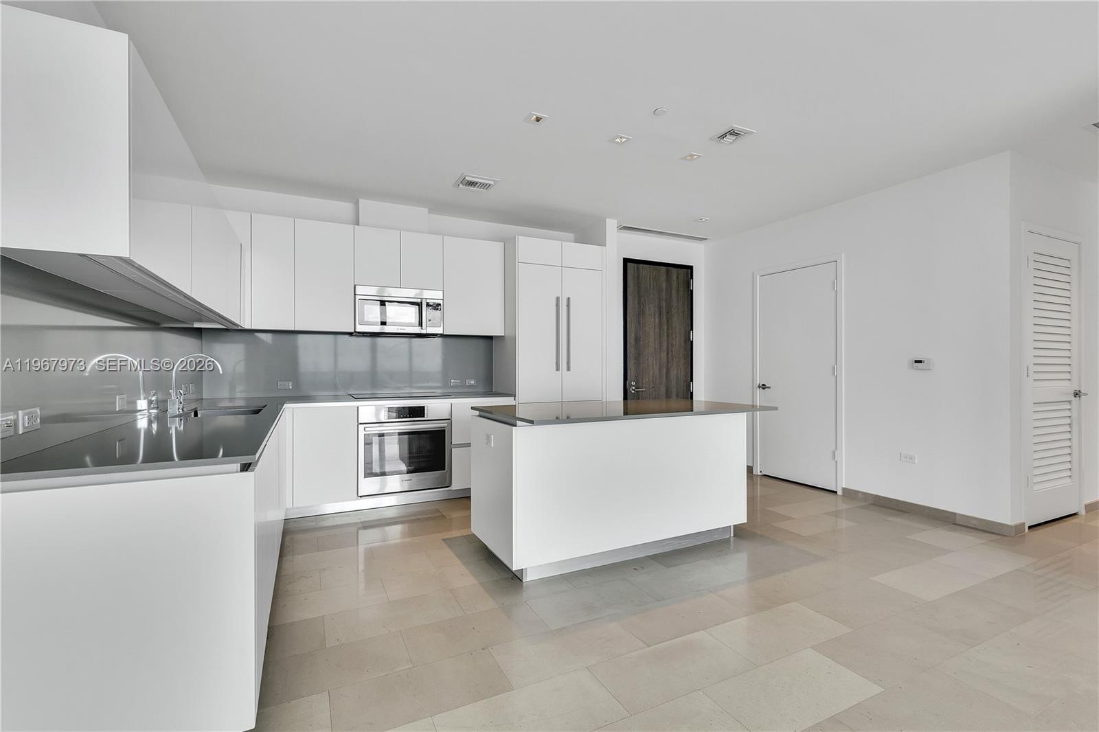 68 SE 6th St #4110, Miami FL 33131