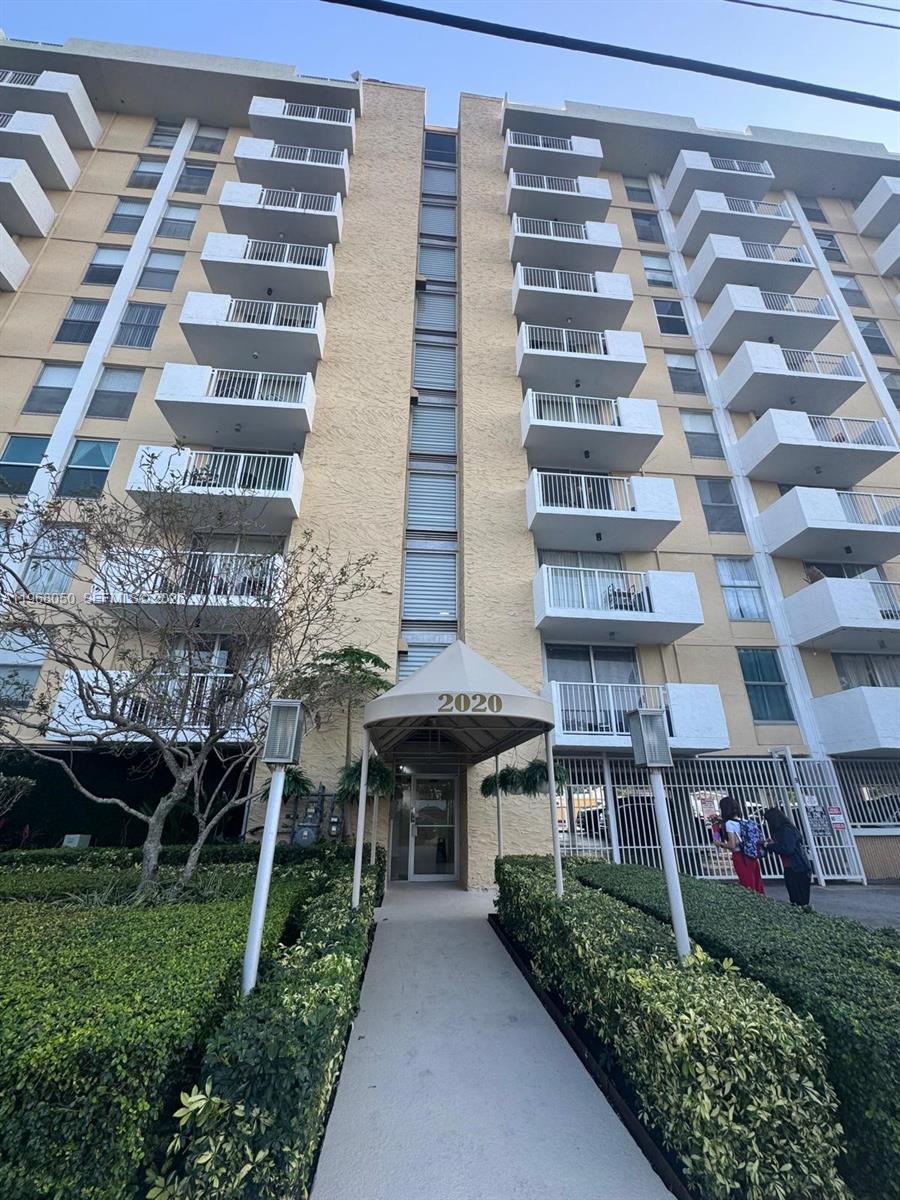 2020 NE 135th St #811, North Miami FL 33181