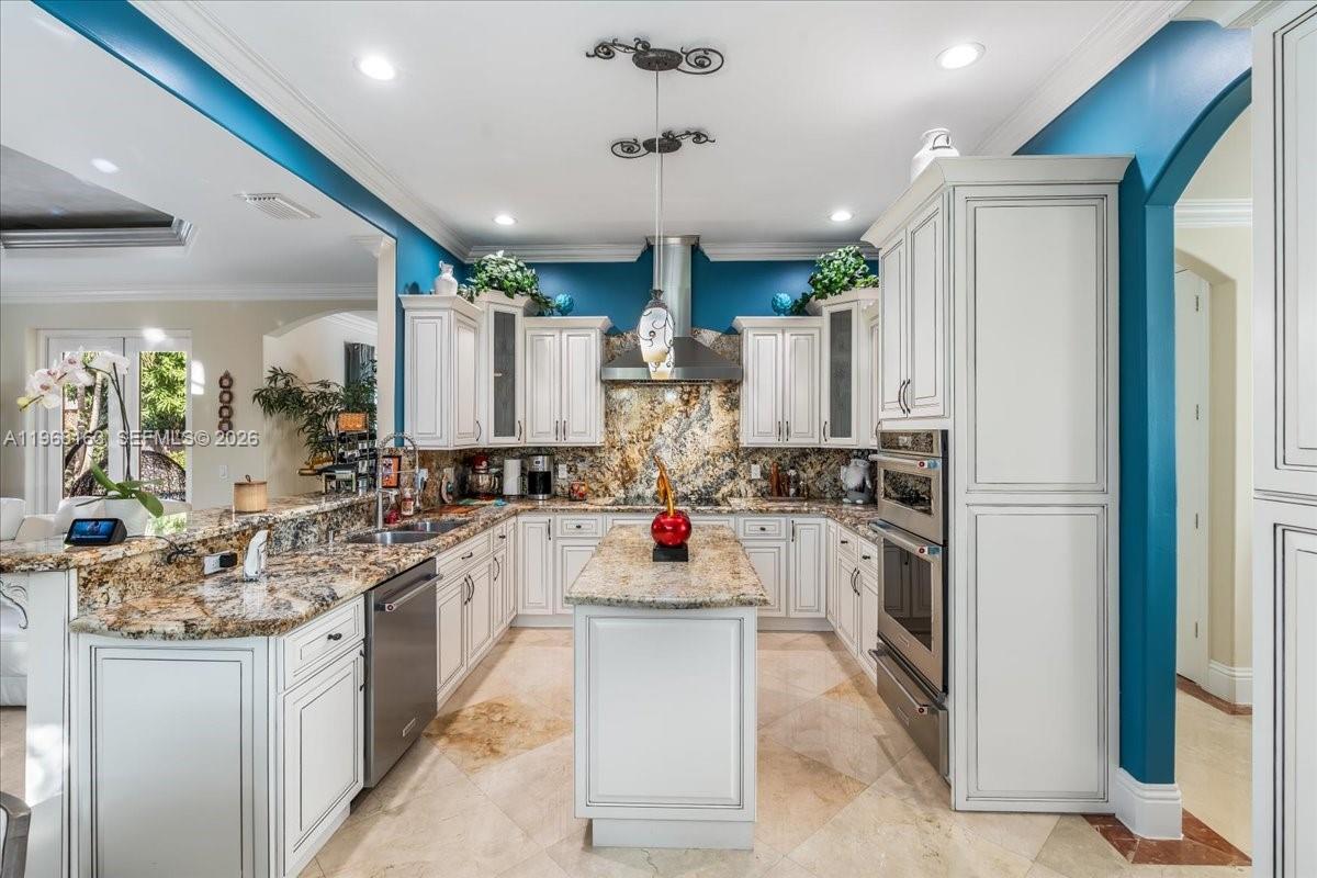 7851 NW 166th Ter, Miami Lakes FL 33016