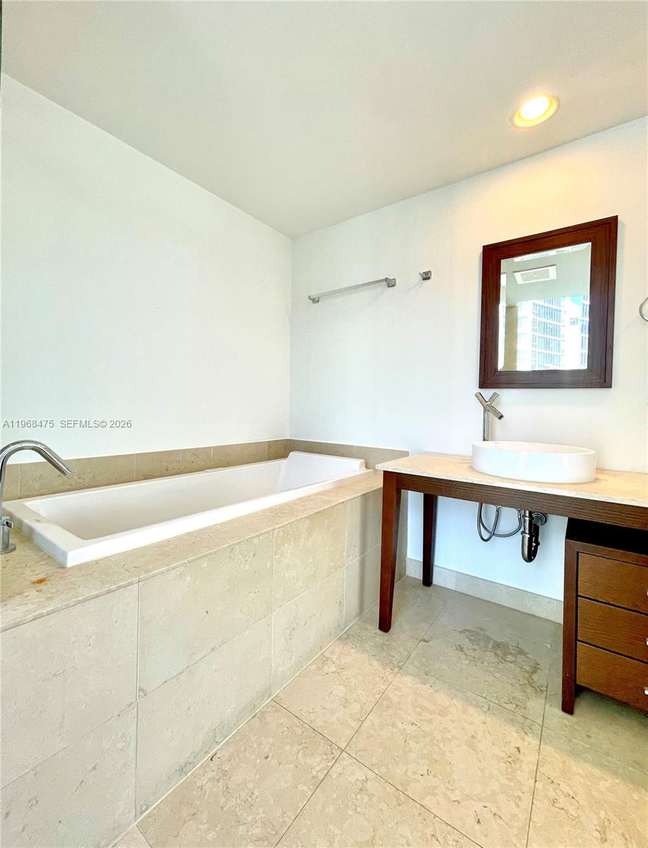 495 BRICKELL AV #3011, Miami FL 33131