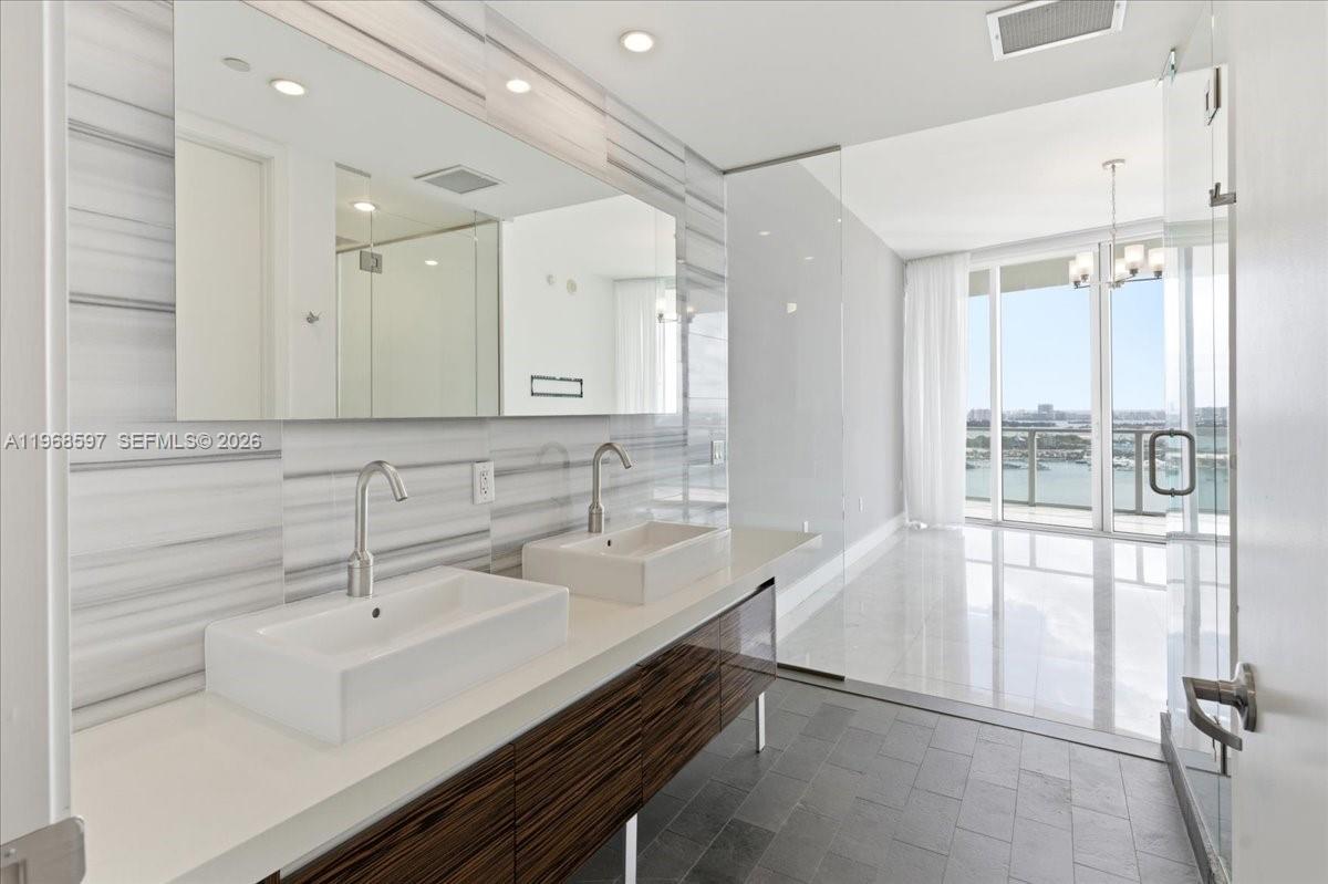1100 Biscayne Blvd #2702, Miami FL 33132