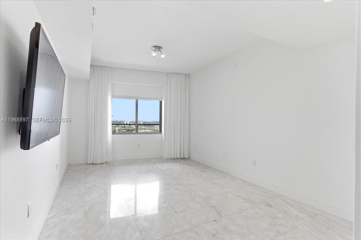 1100 Biscayne Blvd #2702, Miami FL 33132