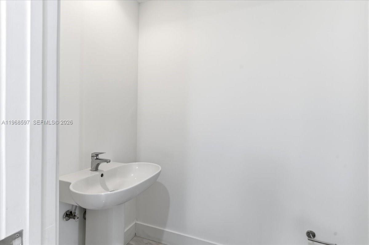 1100 Biscayne Blvd #2702, Miami FL 33132