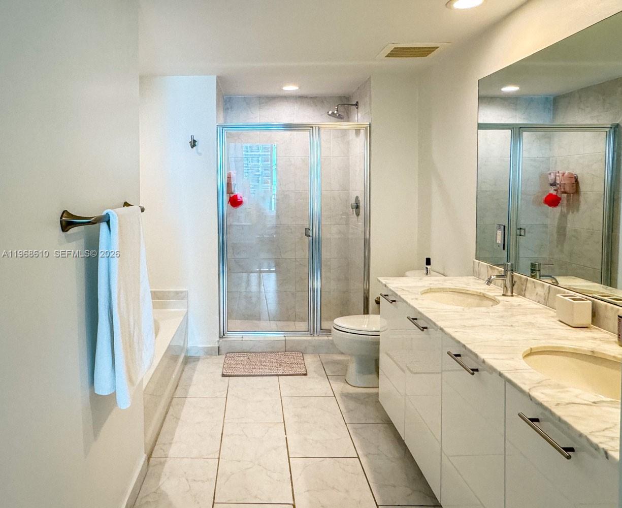 950 Brickell Bay Dr #1504, Miami FL 33131