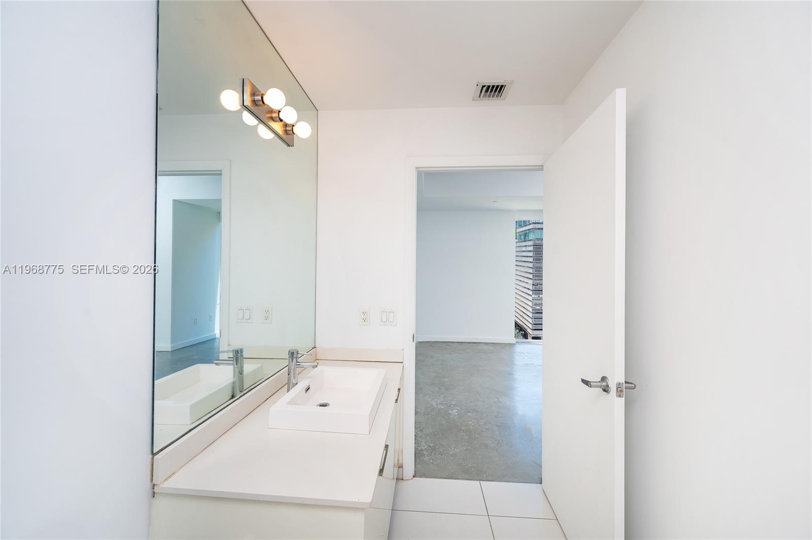 151 SE 1st St #909, Miami FL 33131