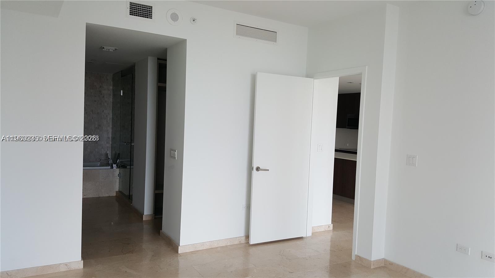 68 SE 6th St #3305, Miami FL 33131