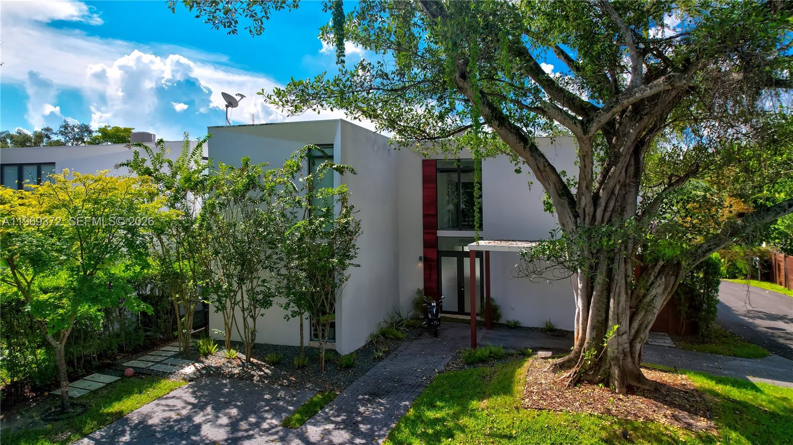 8660 Arboretum Ln, Miami FL 33138