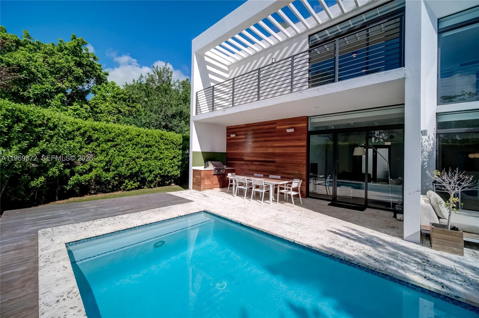 8660 Arboretum Ln, Miami FL 33138
