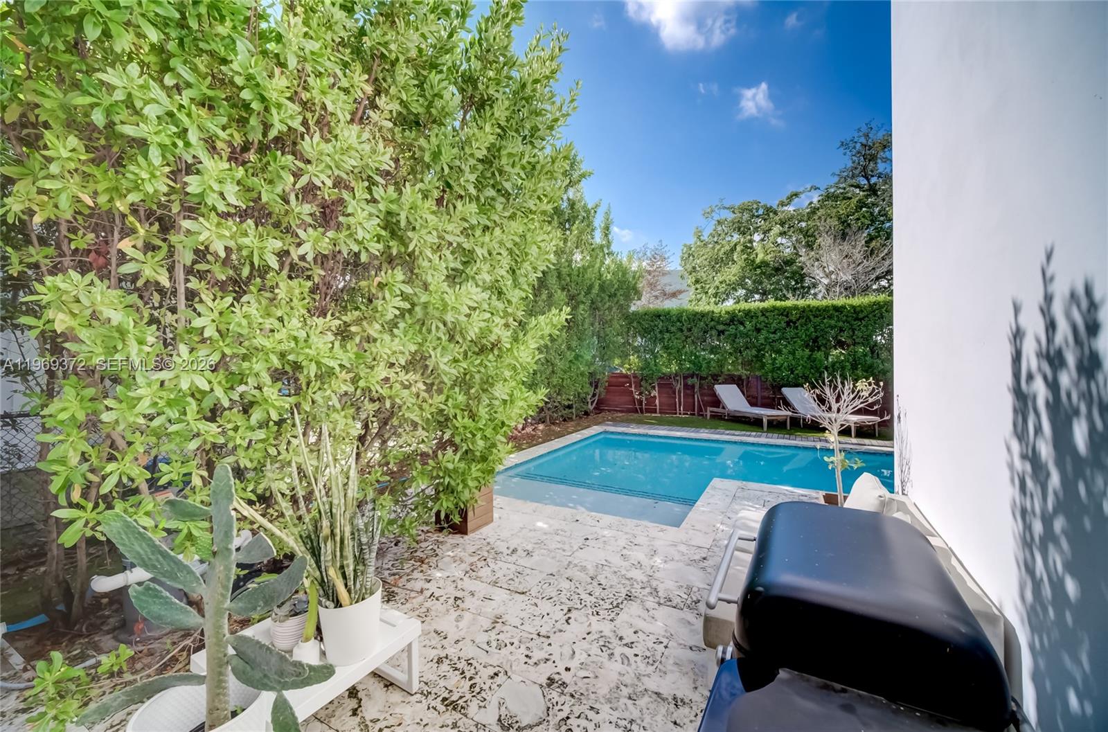 8660 Arboretum Ln, Miami FL 33138