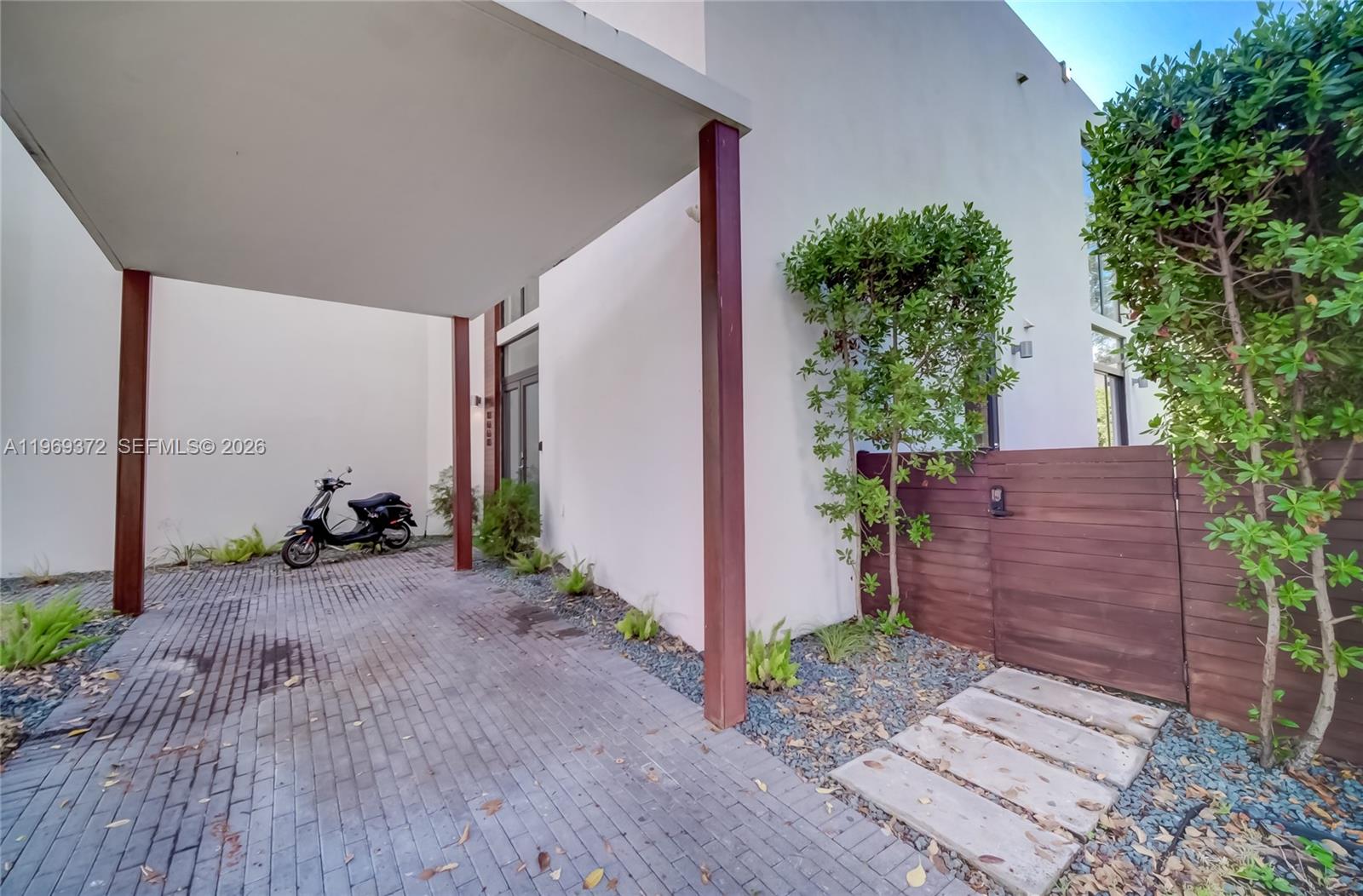 8660 Arboretum Ln, Miami FL 33138