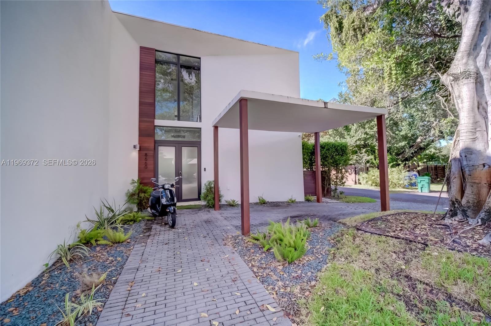 8660 Arboretum Ln, Miami FL 33138