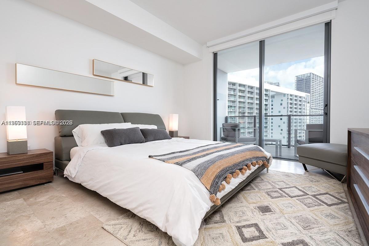 68 SE 6th St #2807, Miami FL 33131