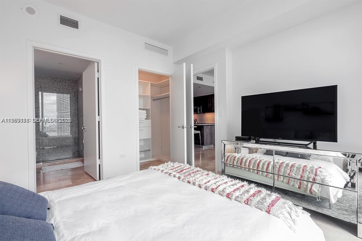 68 SE 6th St #2807, Miami FL 33131