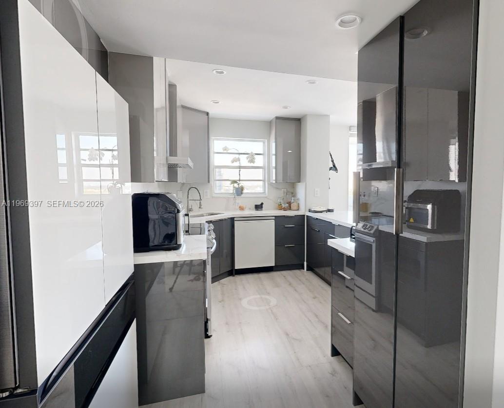 137 Golden Isles Dr #1609, Hallandale Beach FL 33009