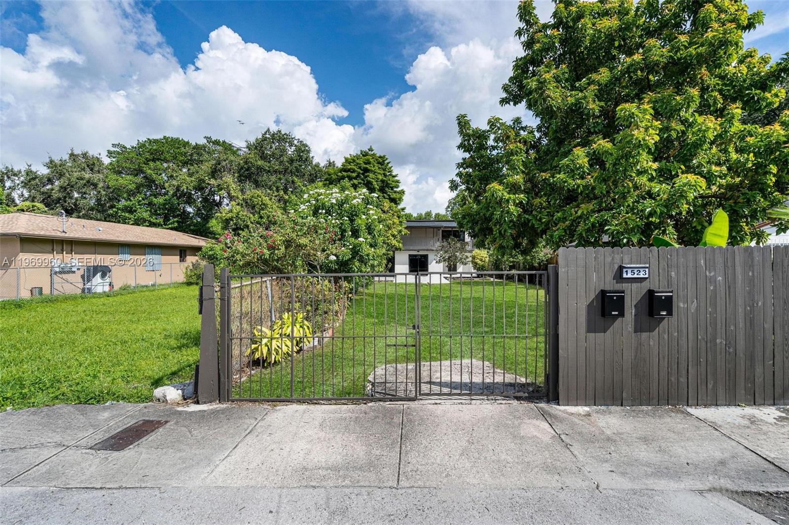 1523 NW 38th St, Miami FL 33142