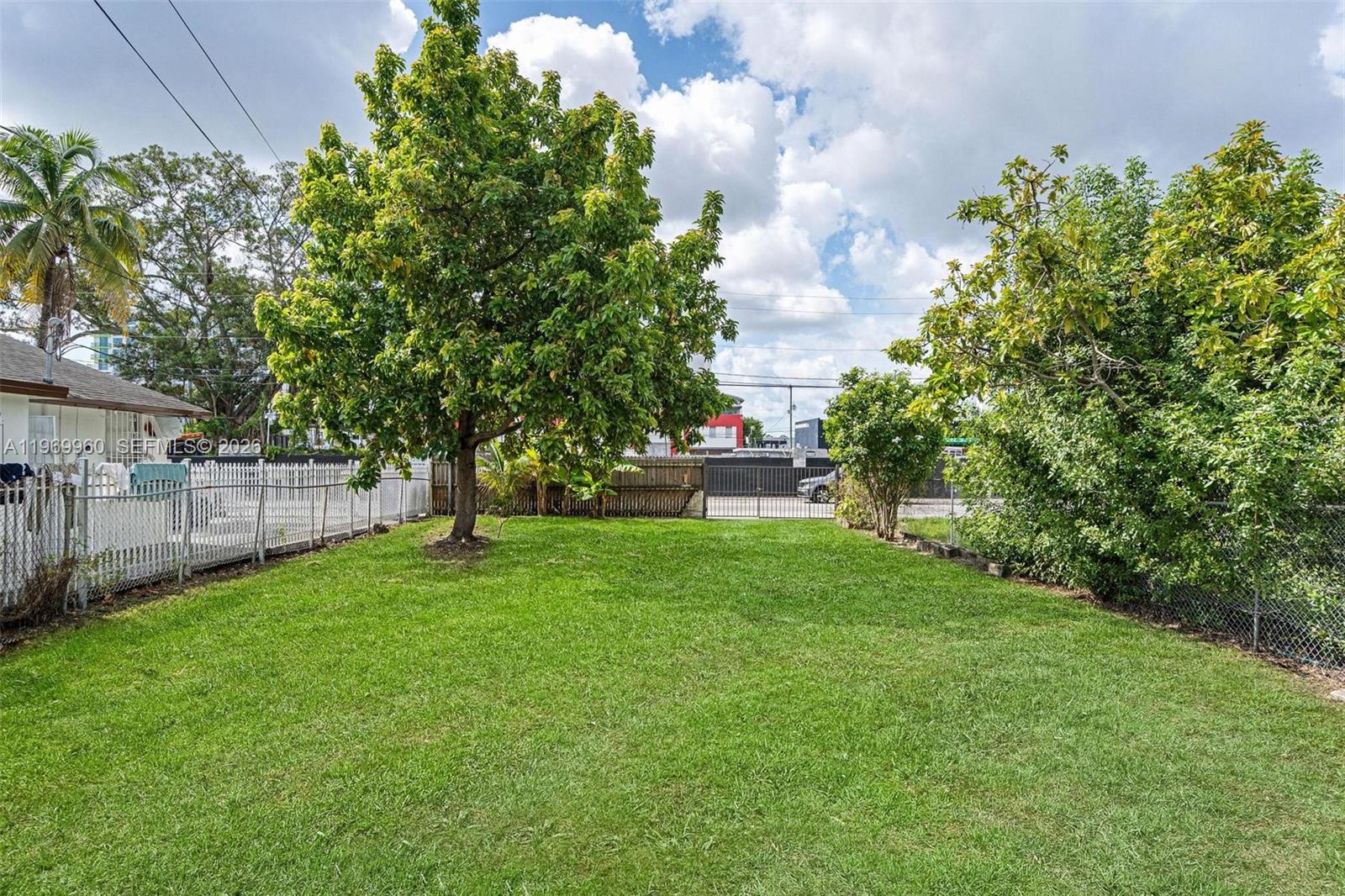 1523 NW 38th St, Miami FL 33142