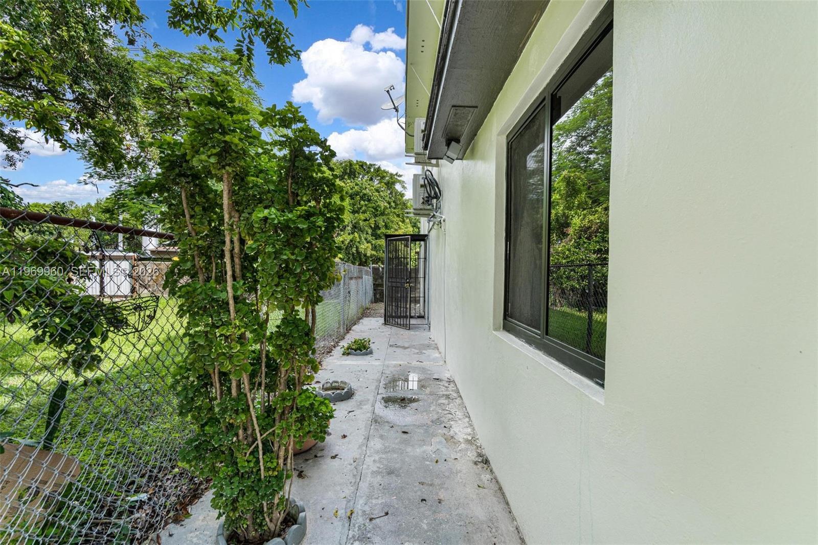 1523 NW 38th St, Miami FL 33142