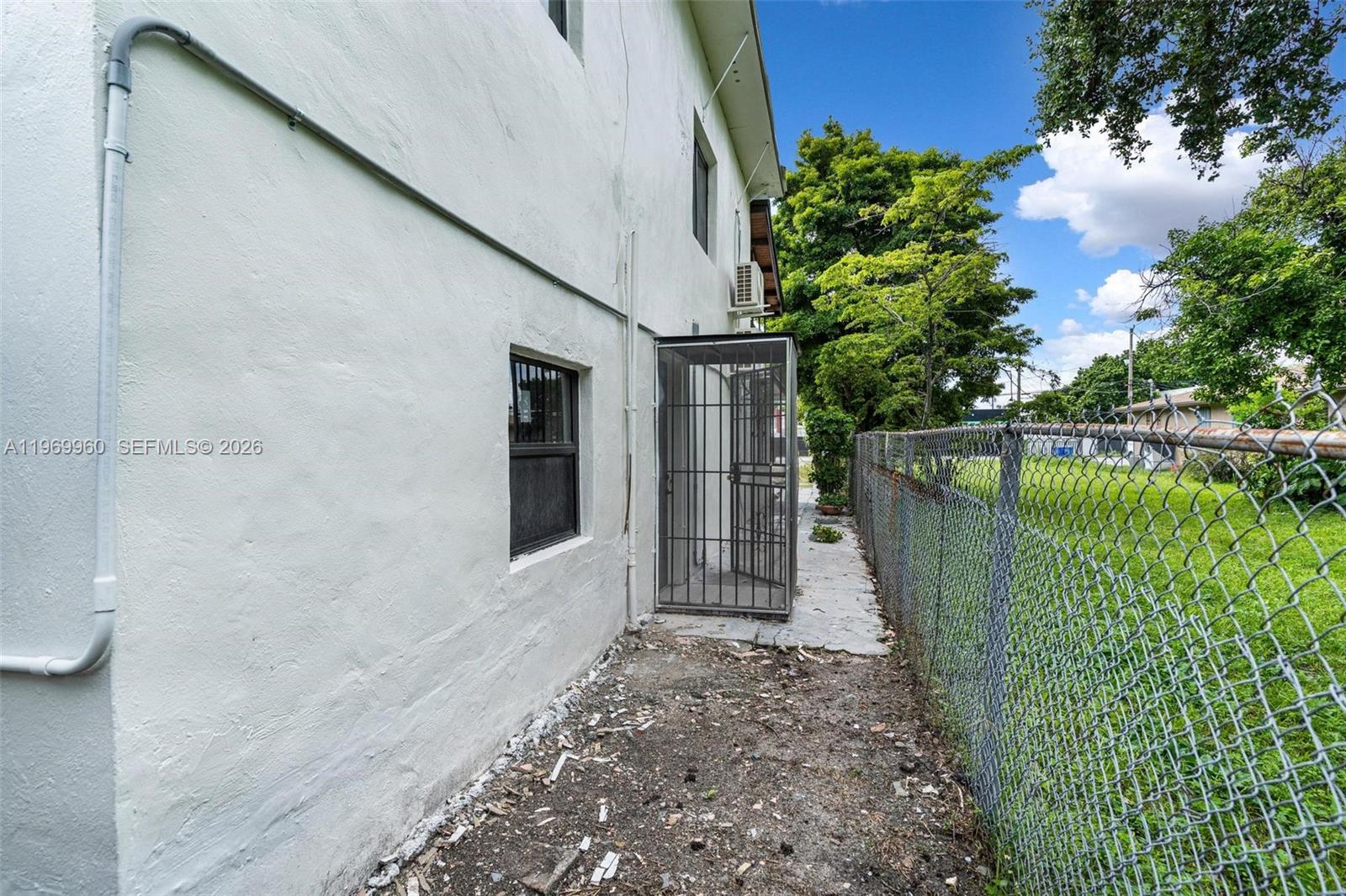 1523 NW 38th St, Miami FL 33142