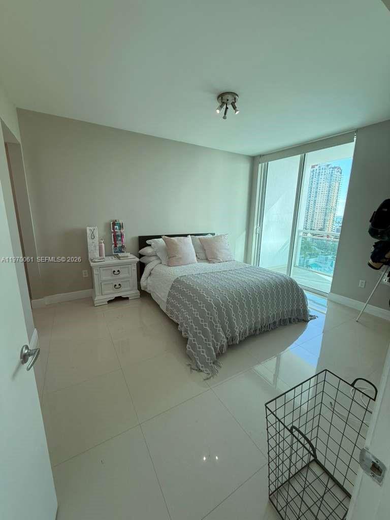 950 Brickell Bay Dr #1505, Miami FL 33131