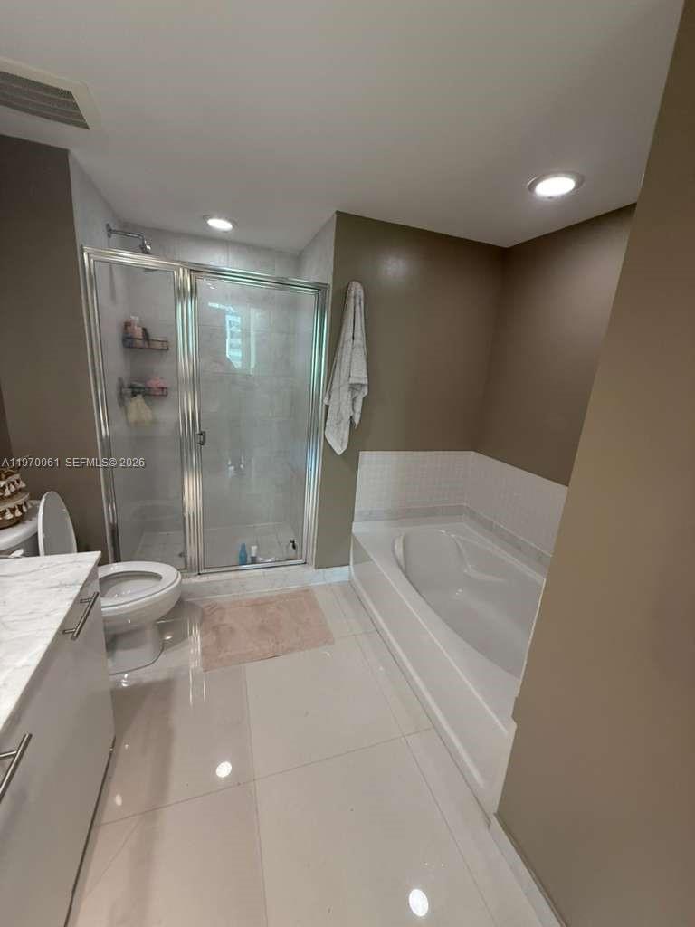 950 Brickell Bay Dr #1505, Miami FL 33131
