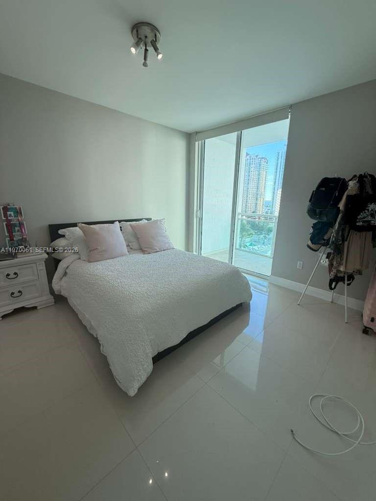 950 Brickell Bay Dr #1505, Miami FL 33131