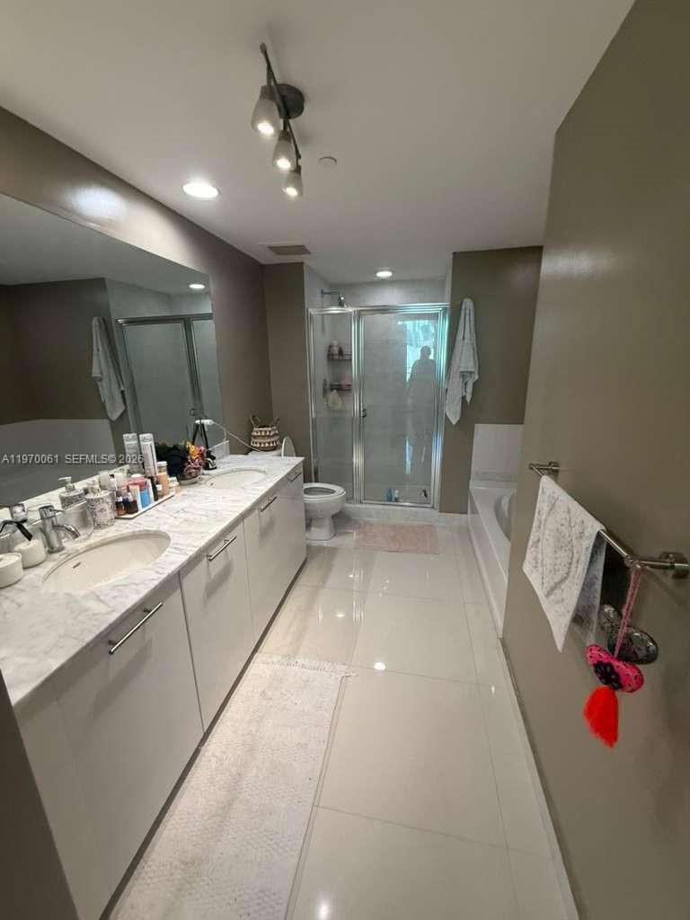 950 Brickell Bay Dr #1505, Miami FL 33131