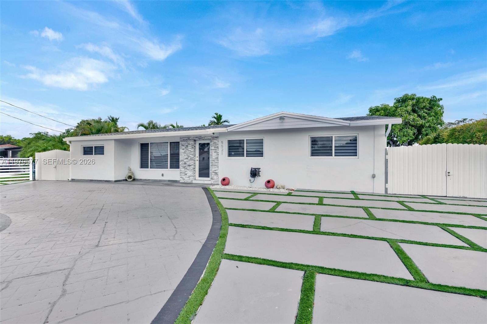 5521 SW 104th Ave, Miami FL 33165