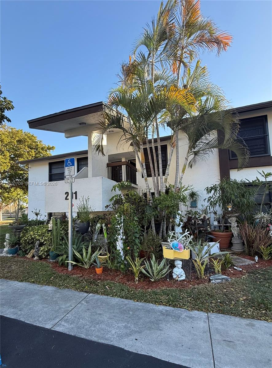 201 Lake Pointe Dr #202, Oakland Park FL 33309