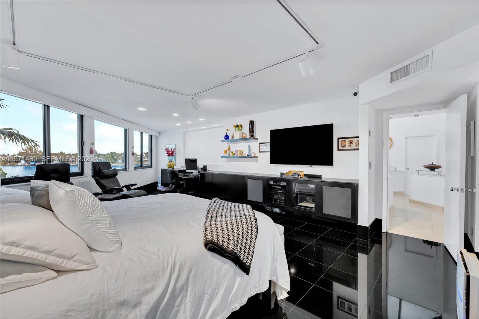 279 N Hibiscus Dr, Miami Beach FL 33139