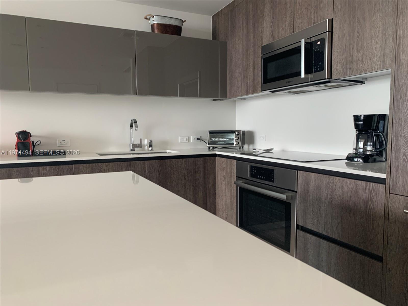 68 SE 6th St #3010, Miami FL 33131